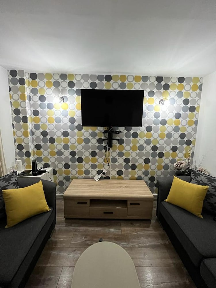 Impeccable 2-bed House Near City Centre view 2