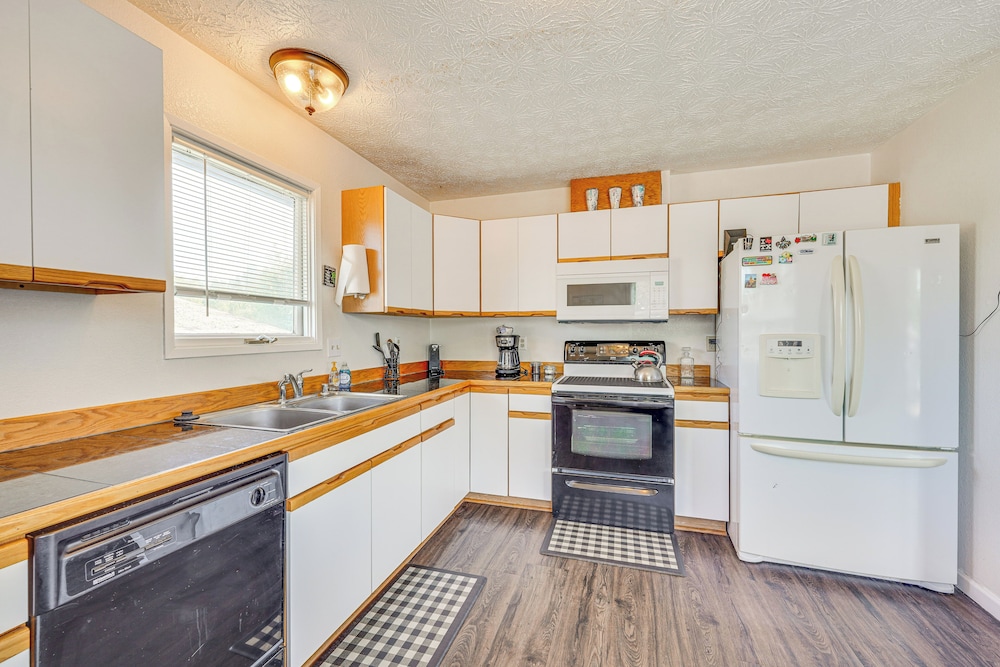 5 Mi to State Park: Mtn-view Apt in Anchorage