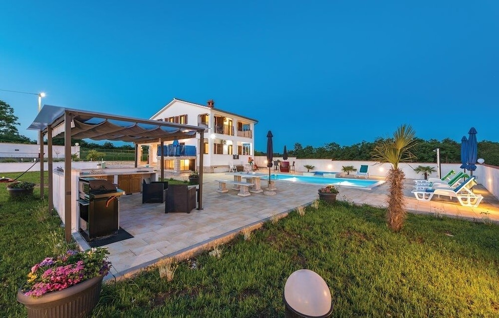 Family home with hydromassage pool & fun activities