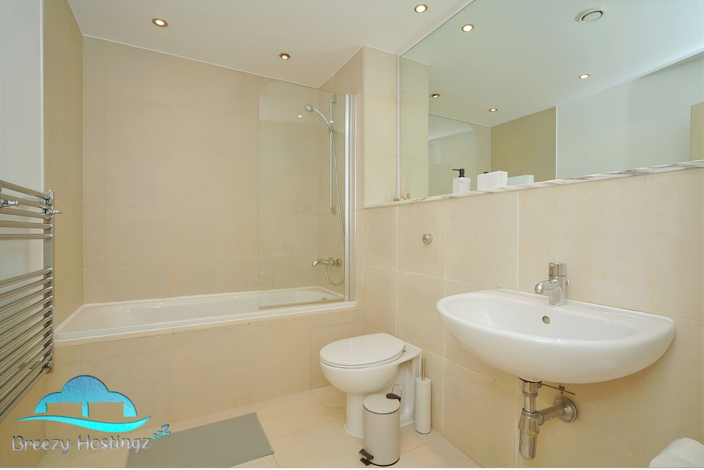 2 Bed Flat - Sleeps 6 - Parking - Wifi