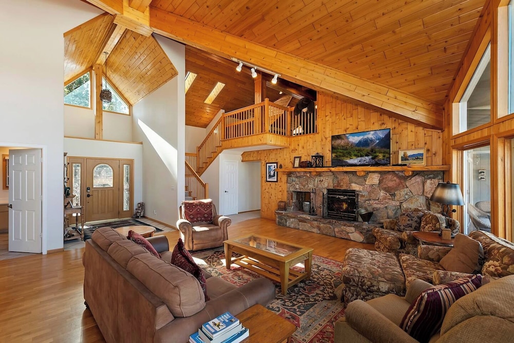 Lakefront Estate with Views and Hot tub