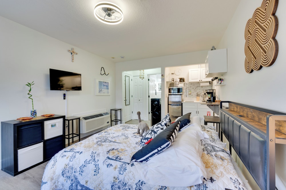 13 Mi to Epcot: Resort Studio w/ Pool Access!