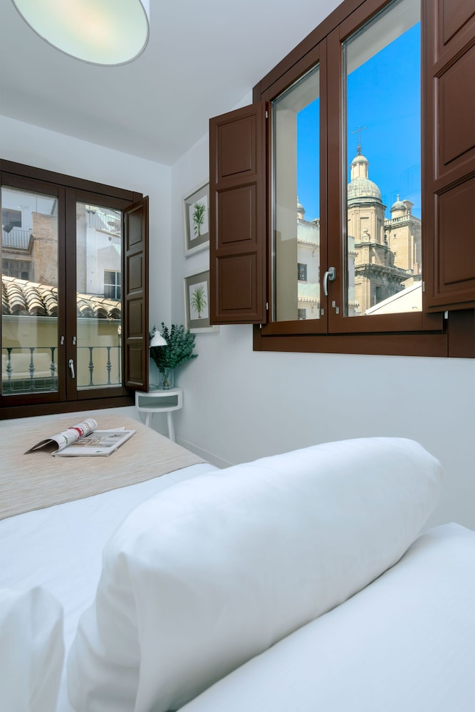Pretty Two-bedroom Apartment Near the Cathedral Zacatin 203