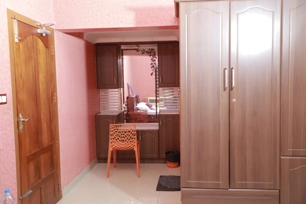 Captivating 5-bed Villa in Vettiyar view 3