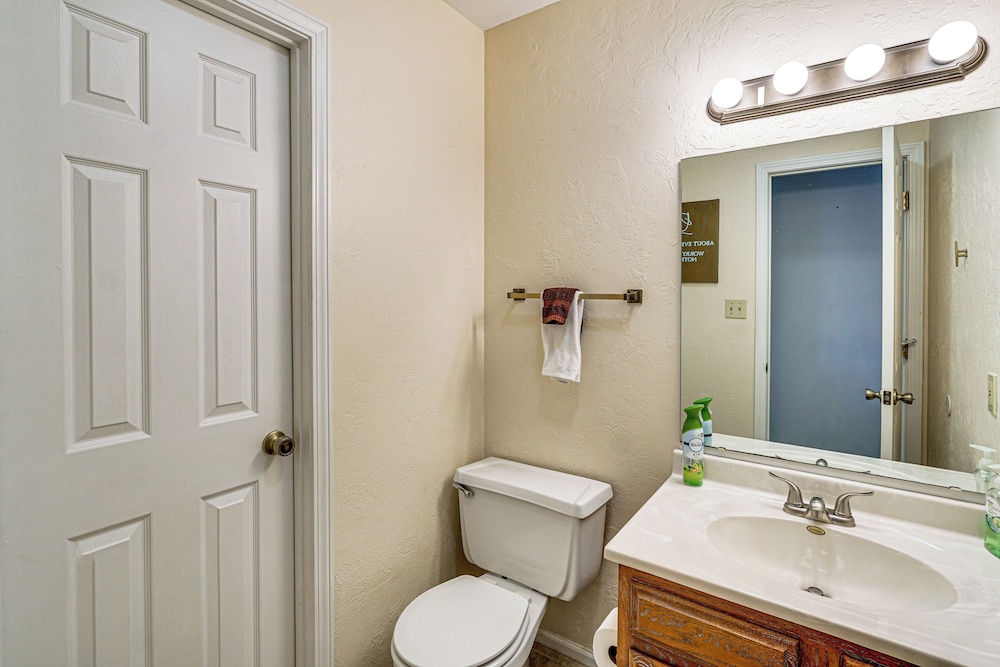 Boat Slip & Pool Access at Lake Ozark Condo!