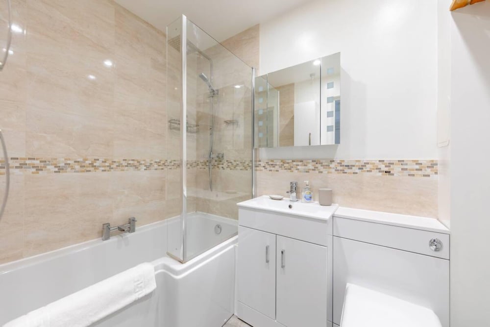 Serene 1BD Canal-side Flat w/ Terrace - Haggerston