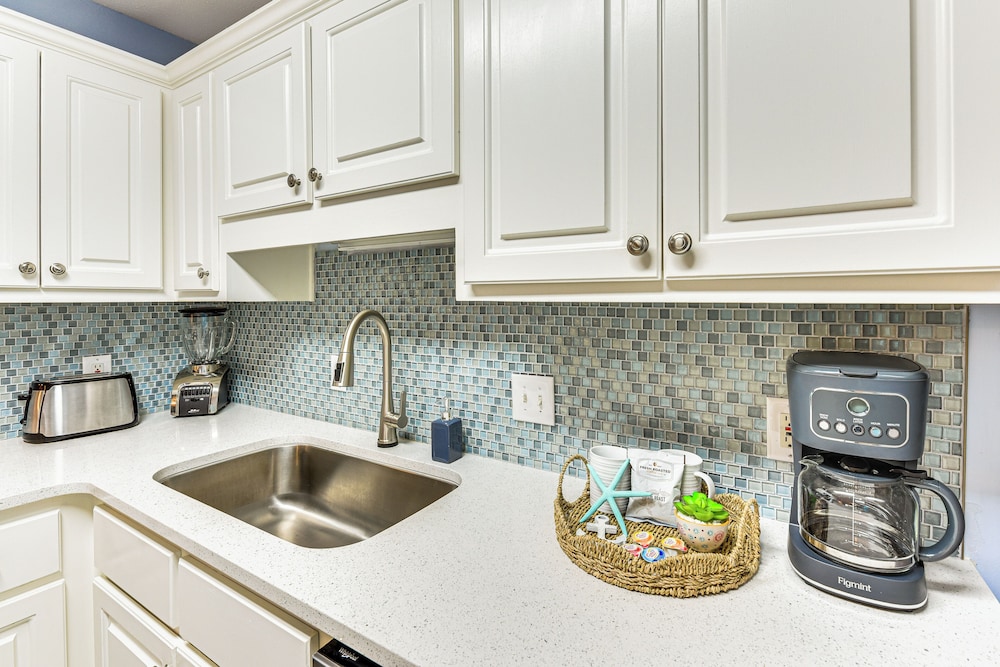 Walk to Pool & Beach: PCB Resort Getaway w/ Porch