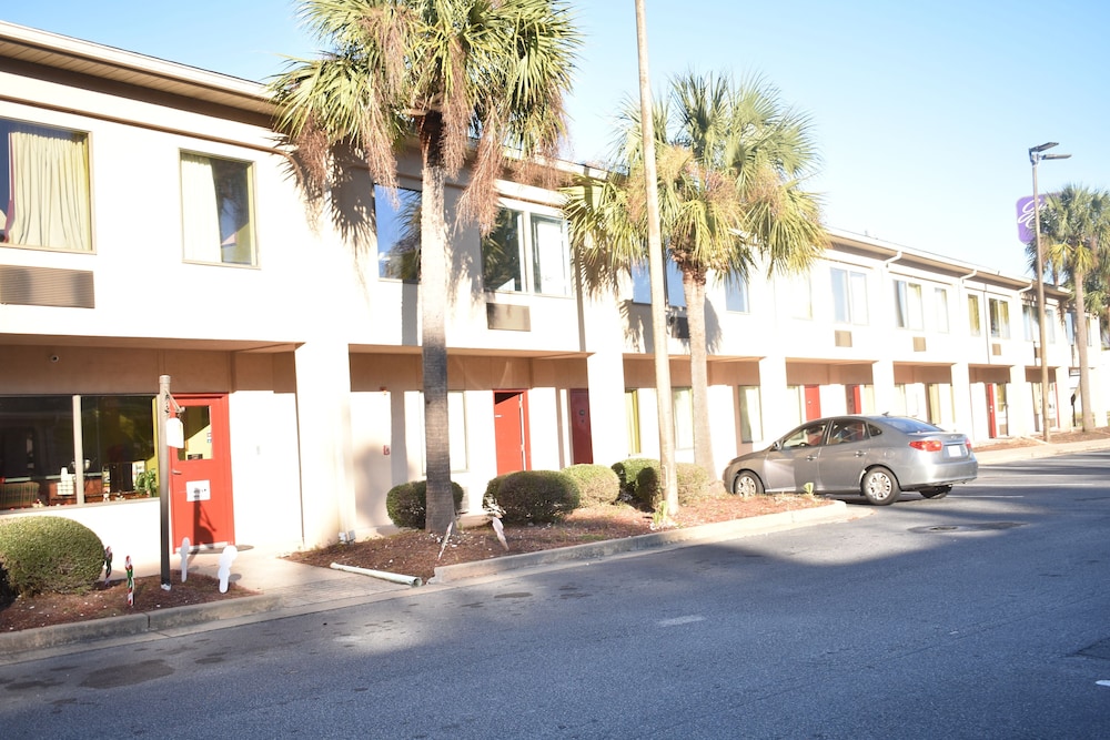 Guest Cottage & Suites By OYO Brunswick/Golden Isles