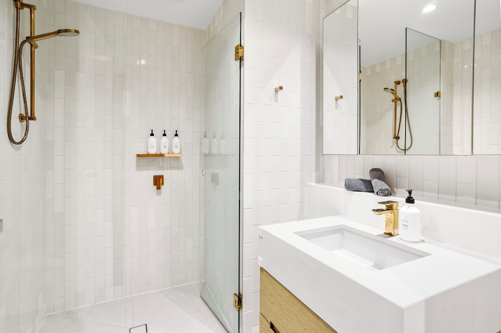 Luxuria Apartments - Collins House