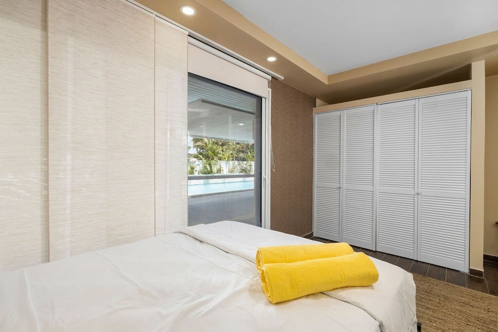 New 5 Bedroom Private Pool Near Superfood