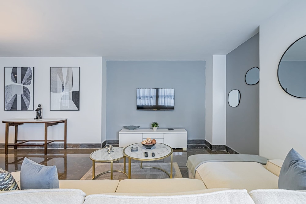 w Majestic 2BR w Perfect Balcony in YOO
