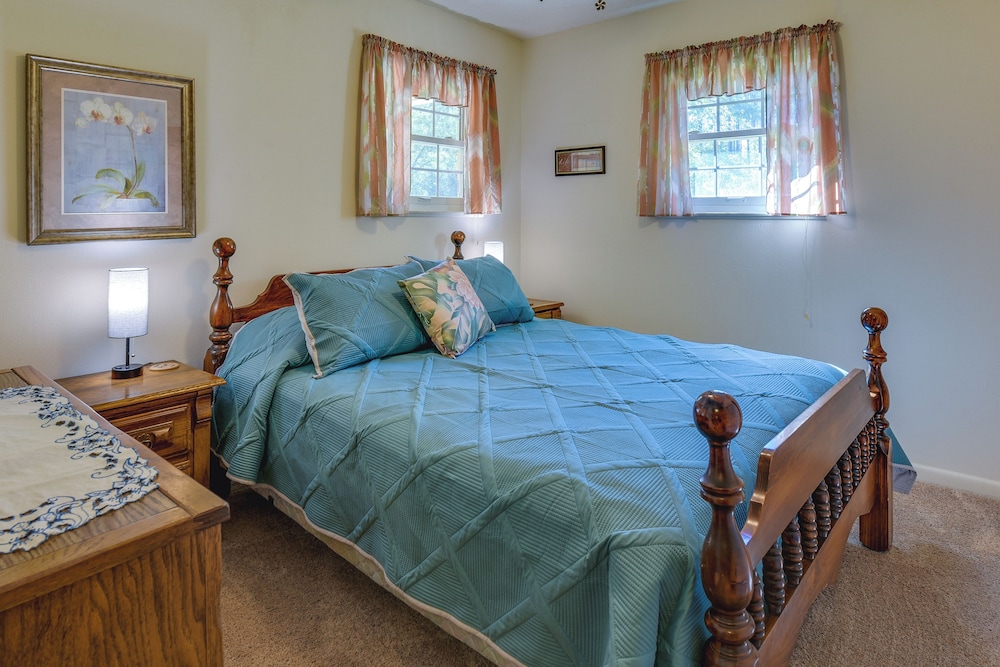 Vintage Chipley Getaway on Large Private Property - Property Image 5