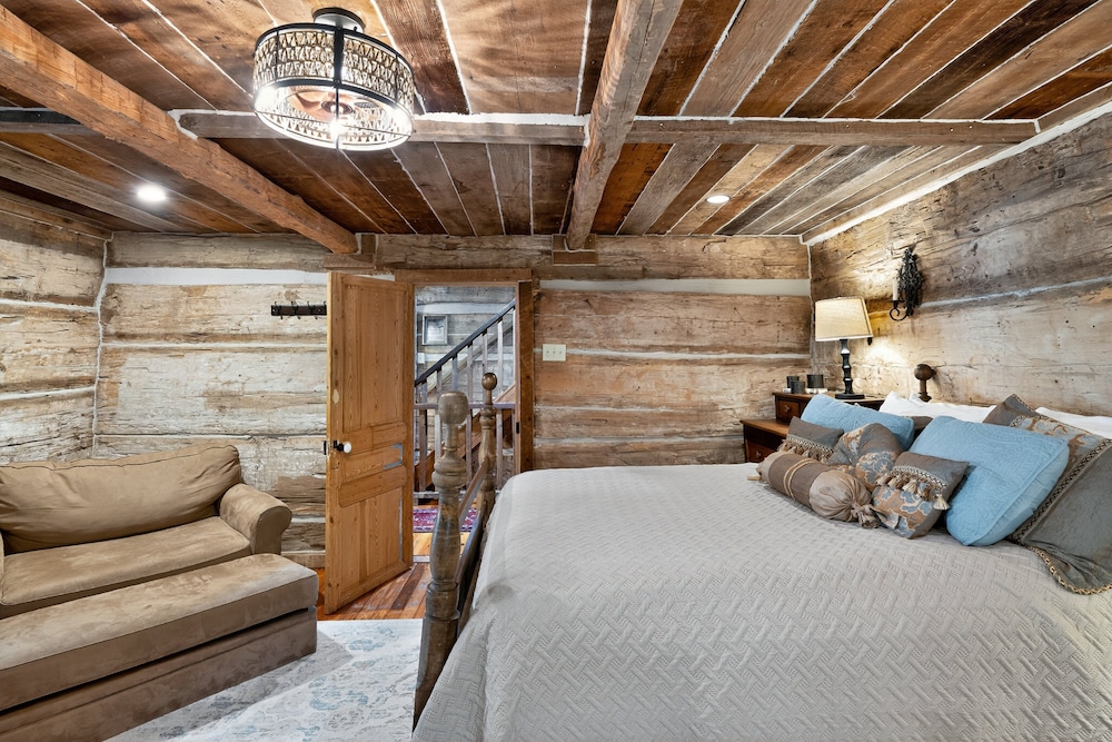 Cabin Unbound - Historic Lakefront Comfort 4 Bedroom Cabin
