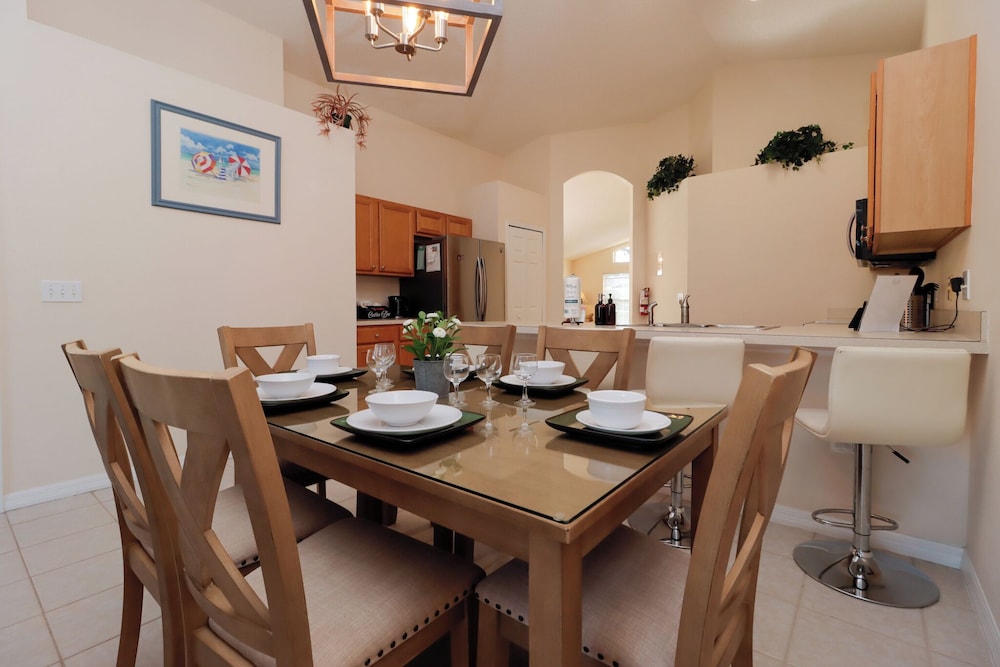 Emerald Island Retreat Near Parks - Image 5