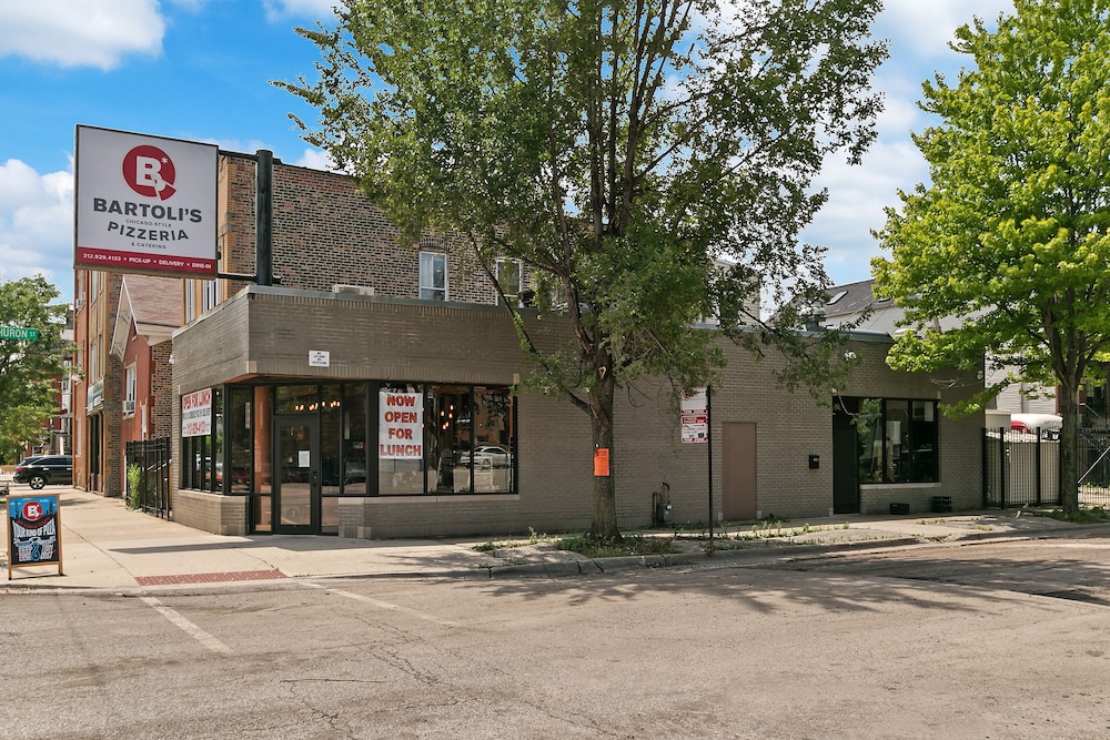 Comfy & Stylish 2BR 1BA in West Town view 2