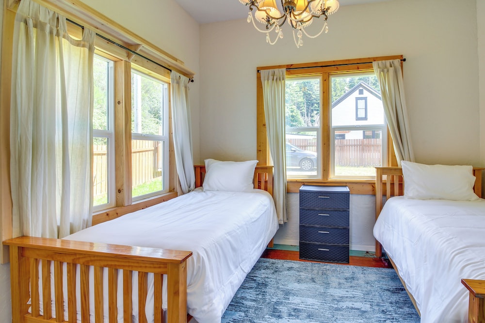 < 1 Mi to Coquille River: Cottage w/ Private Yard!