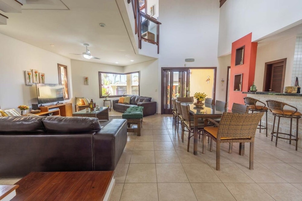Casa com rea Gourmet e Quintal a 200 m da Praia