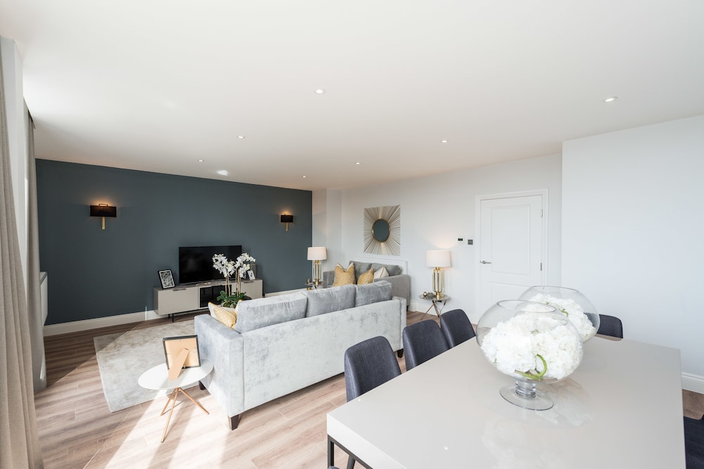 The Carlyle - Elegant Serviced Apartments