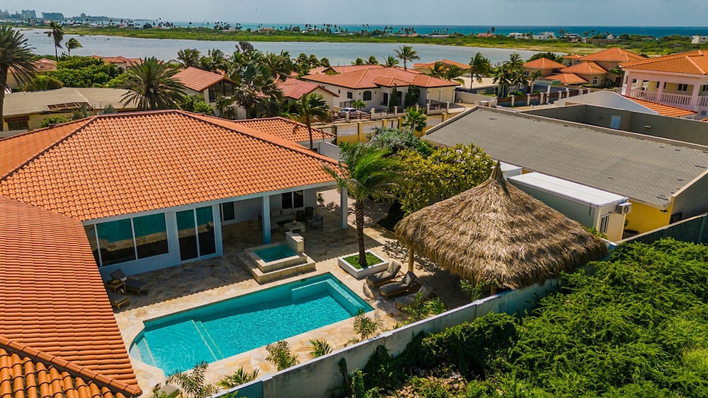 The Court Villa - 8 Bed 8 5 Bath