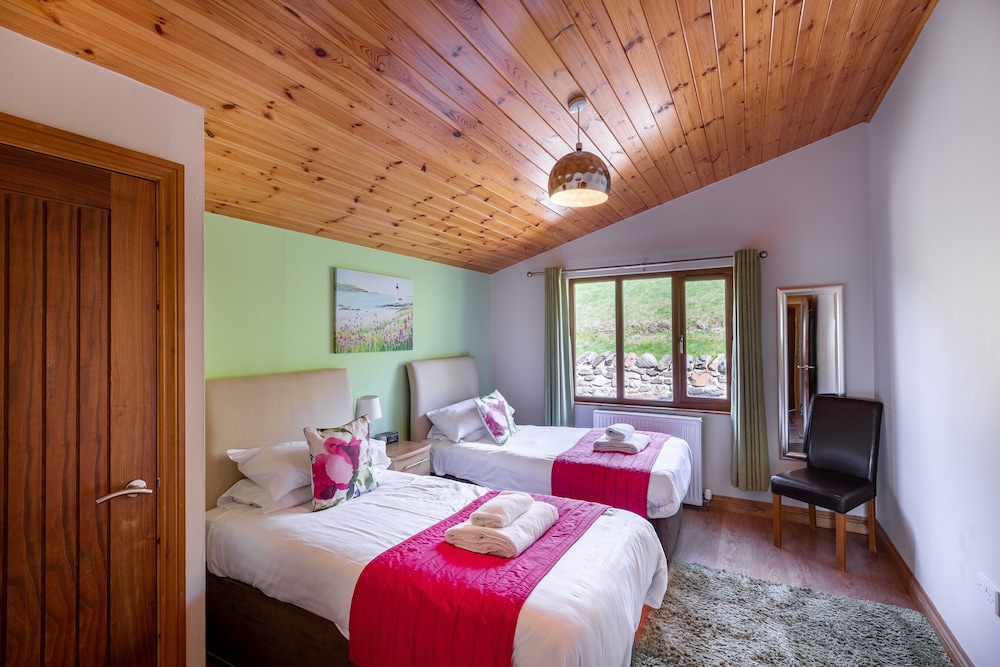 Woodpecker Lodge With Hot Tub Near Cupar, Fife view 2