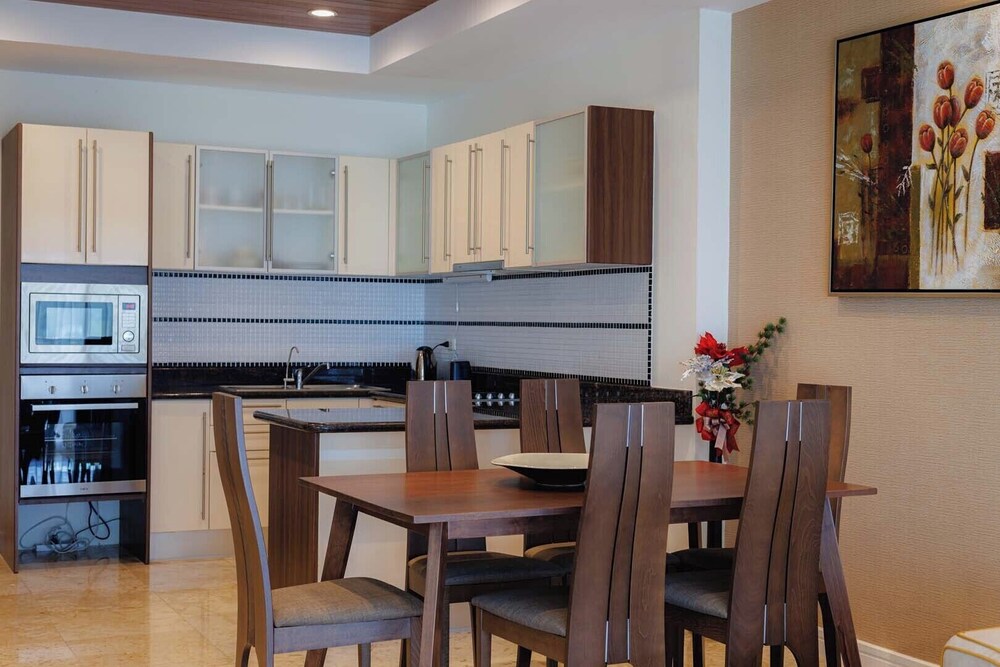 Seaview Condo with Large Pool - BAP1