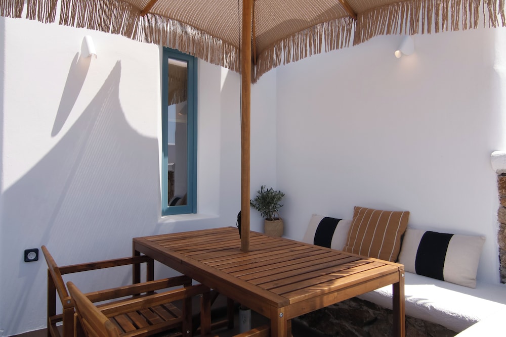 Thronos Suites