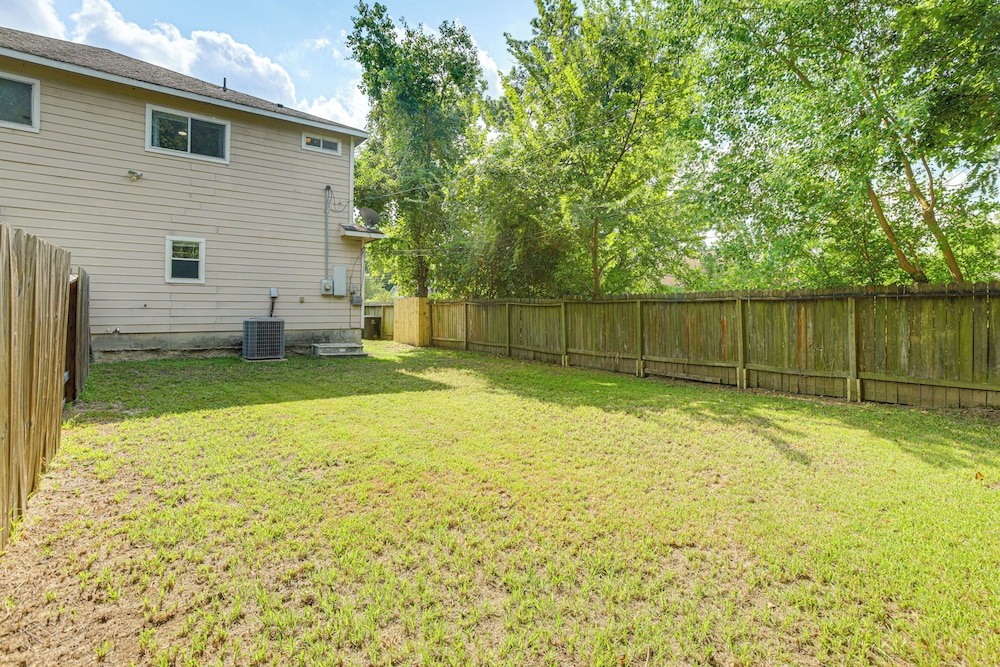 11 Mi to Dtwn Houston: Pet-friendly Home w/ Yard!