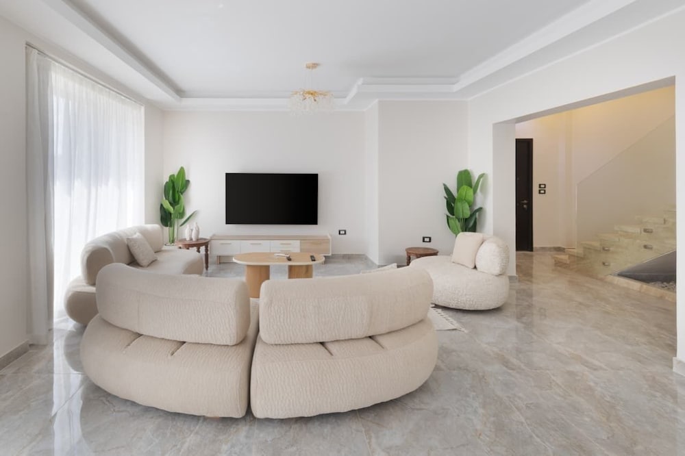 Upper Duplex 3BR in Eastown Sodic
