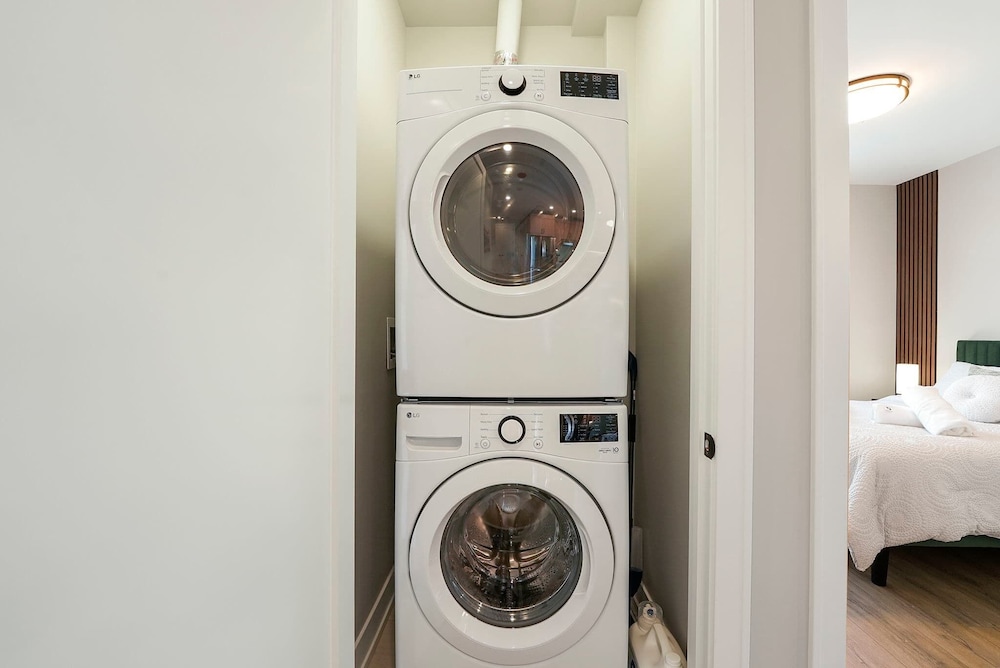 Modern 2br2ba Condo Free Parking and Balcony