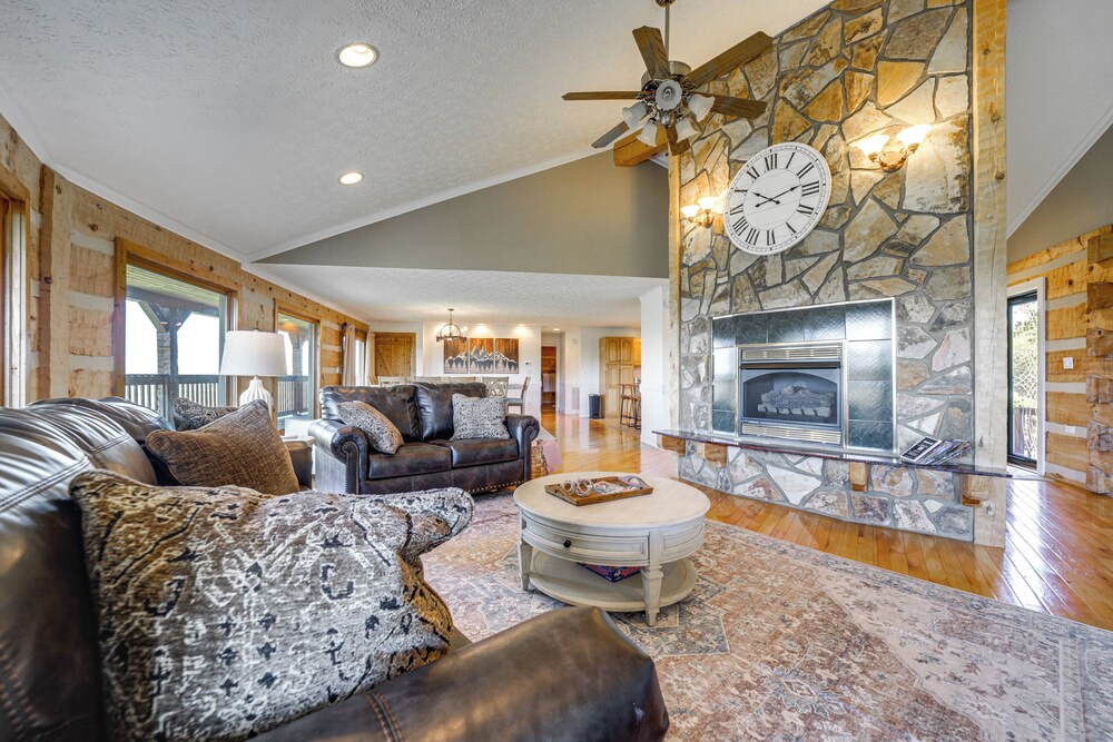 Panoramic Mtn Views: Spacious Tennessee Home!