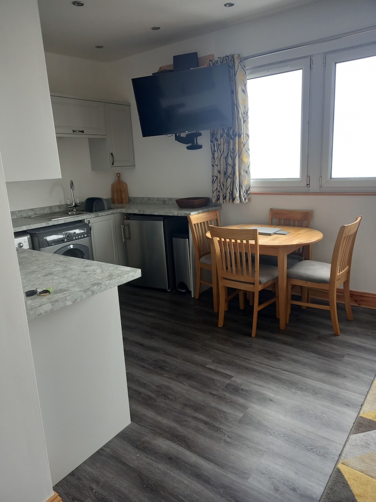 Inviting 2 Bed Apartment in Westwood ho view 5