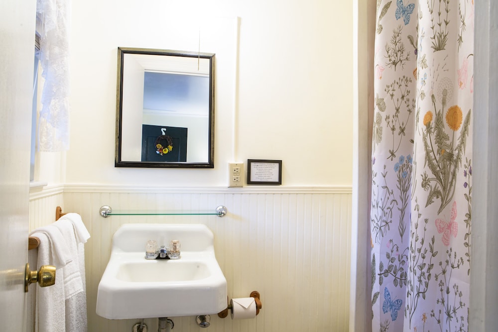 The Chimney Rock Inn & Cottages