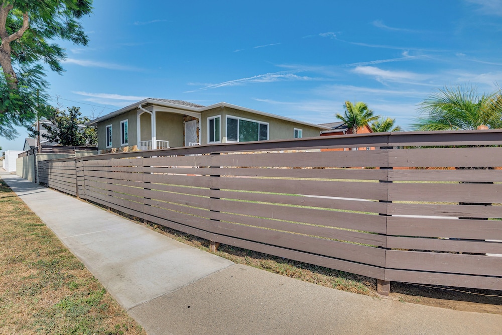4 Mi to Sofi Stadium, Fenced Yard: Modern Retreat!