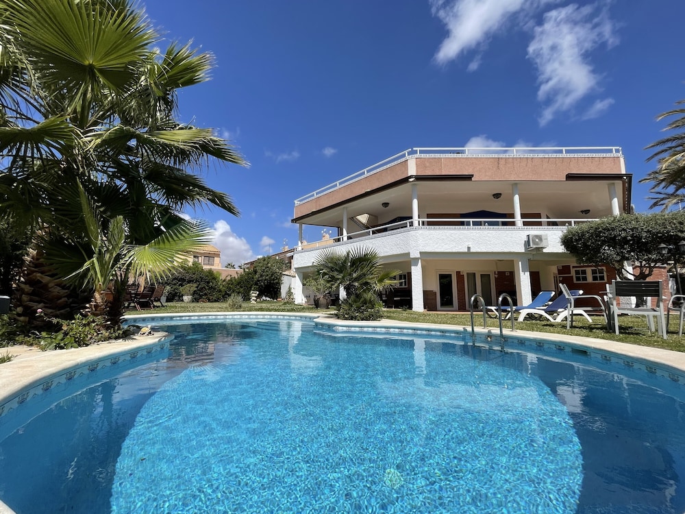 Hotel Annas Garden - Image 1