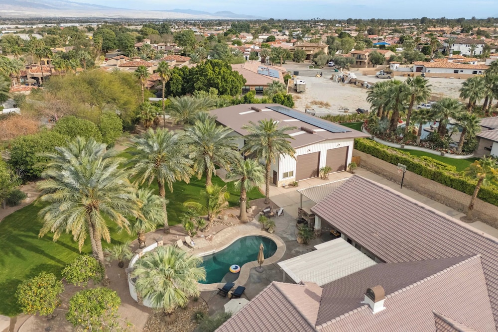 41 Palms Estate by Avantstay Indoor Pickleball, Pool, Hot Tub, Outdoor Kitchen