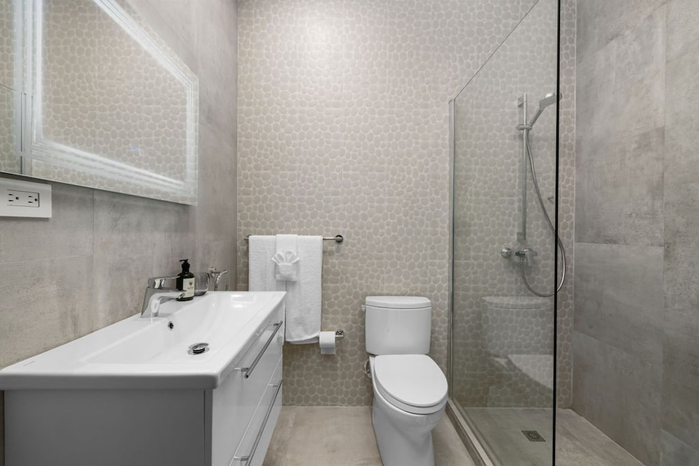 Modern Trestrapi Beach Villa 8 bed 8 Bath 2 Pools
