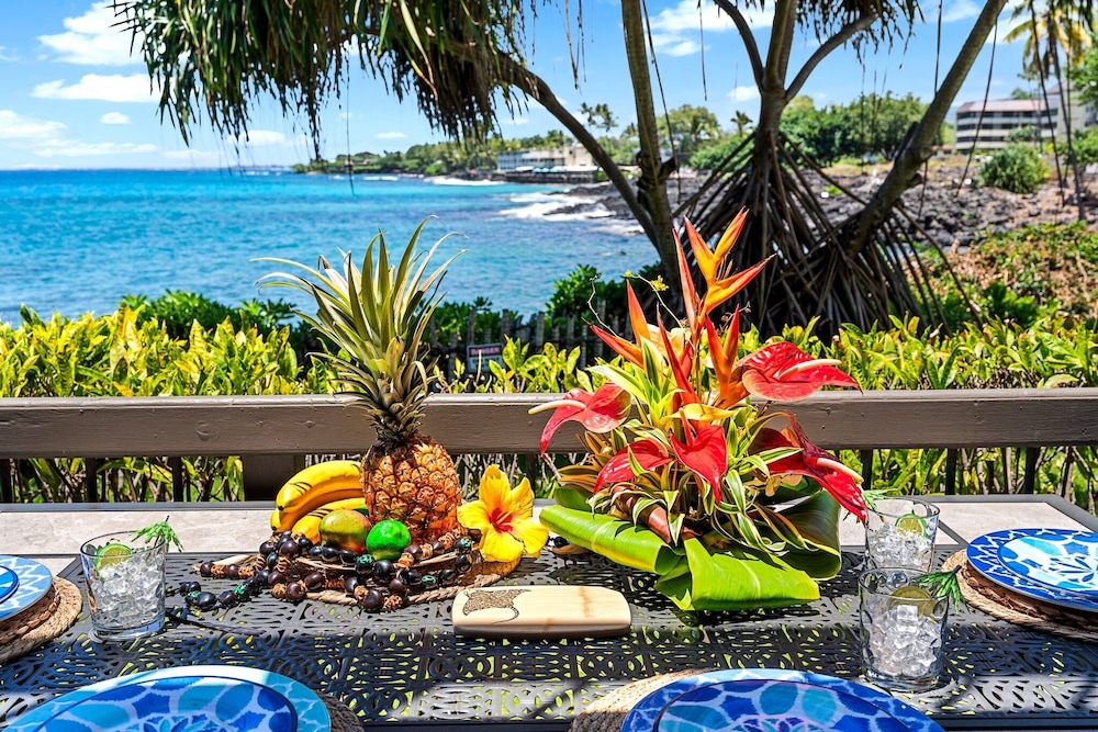 Beautiful Oceanfront - Air-conditioned - Sleeps 6 - Walk to Beach - Vrkcv