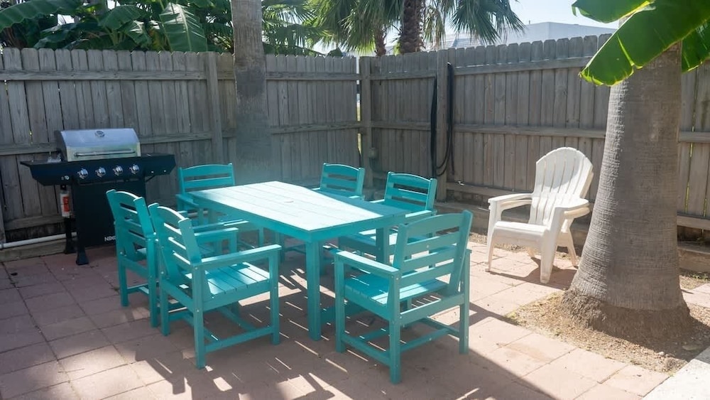 Fun Retro Island Vibe Sleeps 17 Beach 1 Block 4 Bedroom Home