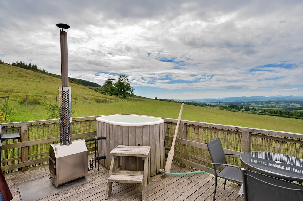 Chalet With Gleneagles Views, hot Tub, No Deposit