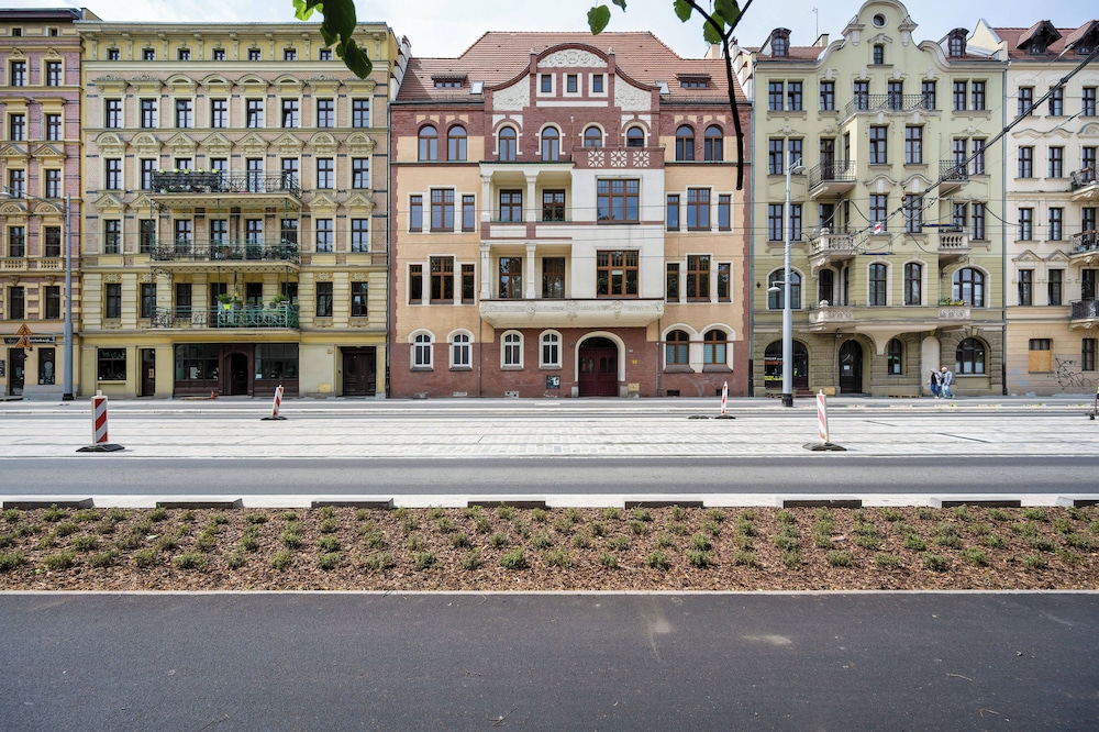Retro Apartment in Wroclaw by Renters