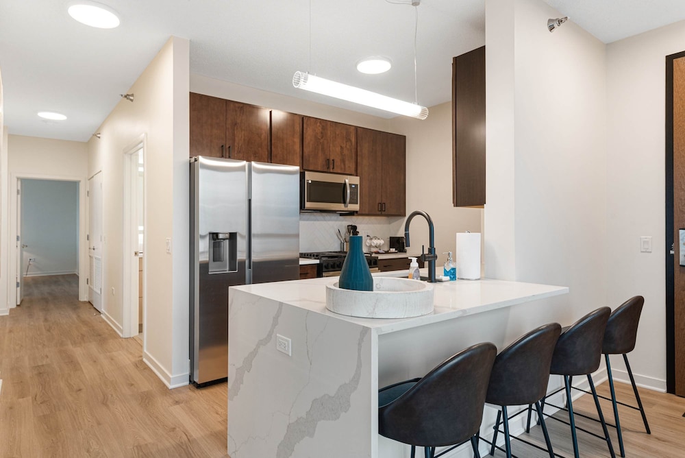 Brand-new 3BR City Views Prime West Loop Spot