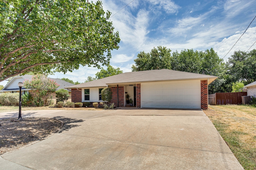 Darling Waxahachie Home w/ Yard  Fire Pit! - Property Image 3