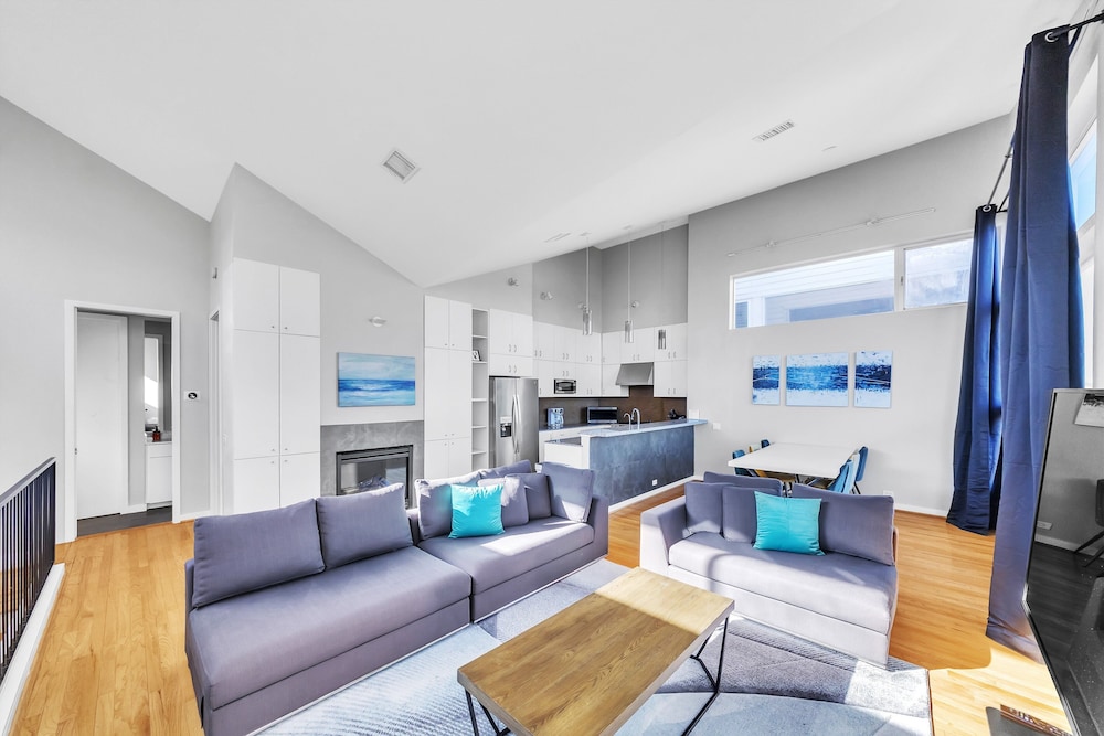 Modern Comfort In The Heart Of Museum District 3 Bedroom Townhouse