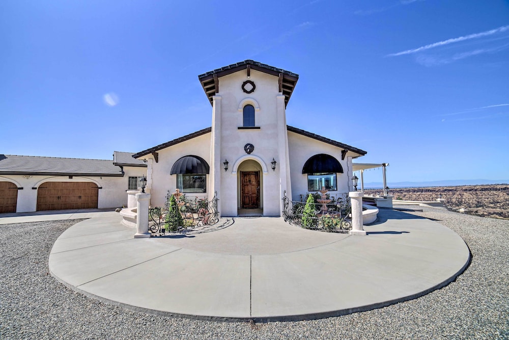 Chic Paradise Home w/ Terrace: 13 Mi to Wineries!