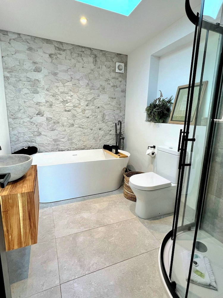 Newly Refurbished Bungalow- Large Garden- Parking