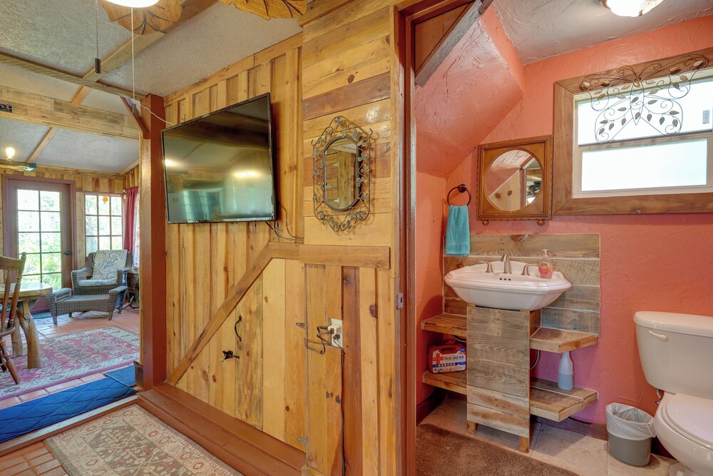 Glamping-style Cabin on 20-acre Farm Near Lutz!