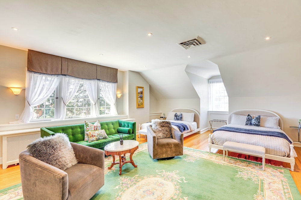 Historic French Consulate in Cap Hill w/ Yard