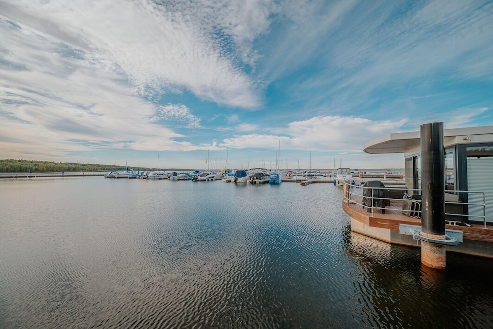 Floating House at Lake Barwalder See