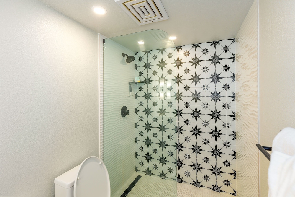 Kamaole Sands 10-403 - Stunning Renovation - Penthouse Level - Split AC - Look!