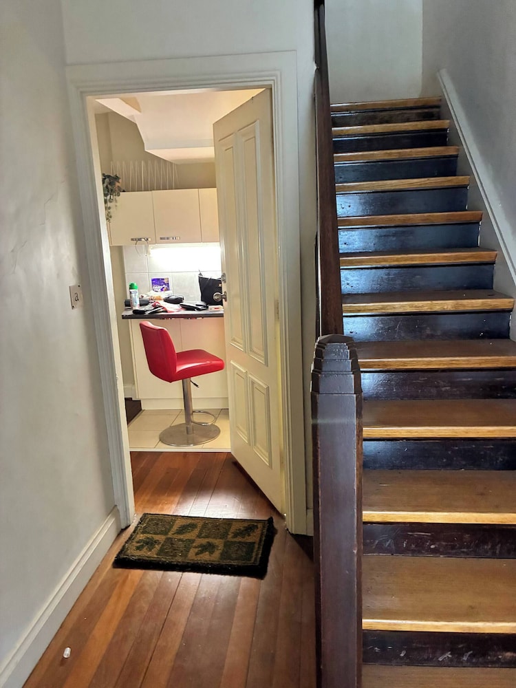 Cozy Tusmore Apartment With Private Garden City View Near Burnside Village Mall